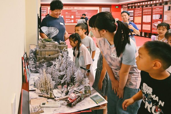 正规配资 书香焕阅读推广活动持续进行，24小时自助图书馆服务受关注——朝阳区图书馆、朝阳区安贞街道分馆举办《三体》亲子创想演绎体验坊活动