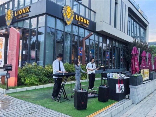 配资炒股网站就 快来打卡!狮王餐酒吧首钢园店开启周末欢乐秀,十二夜狂欢不停