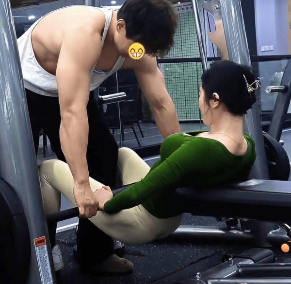 河南股票配资 美女与男教练健身互动过于亲密引争议，网友质疑：成年人之间怎会毫无感觉？